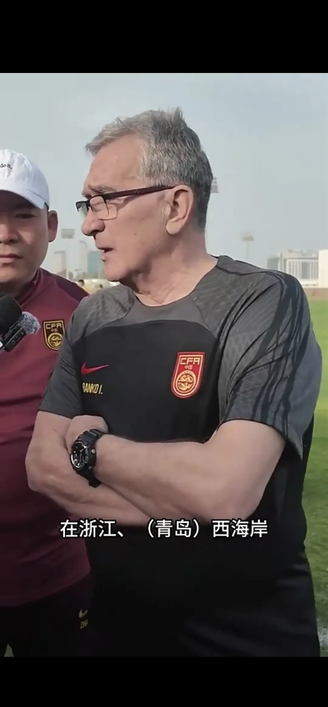 球队主教练赞扬队员表现战绩