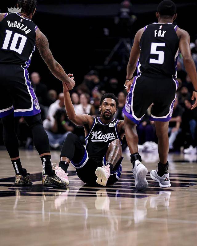 NBA球队主帅突然下课，球员们备战新赛季